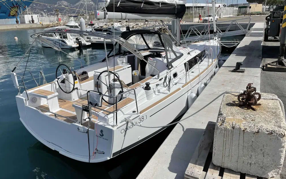 slider 1 Beneteau Oceanis 38.1