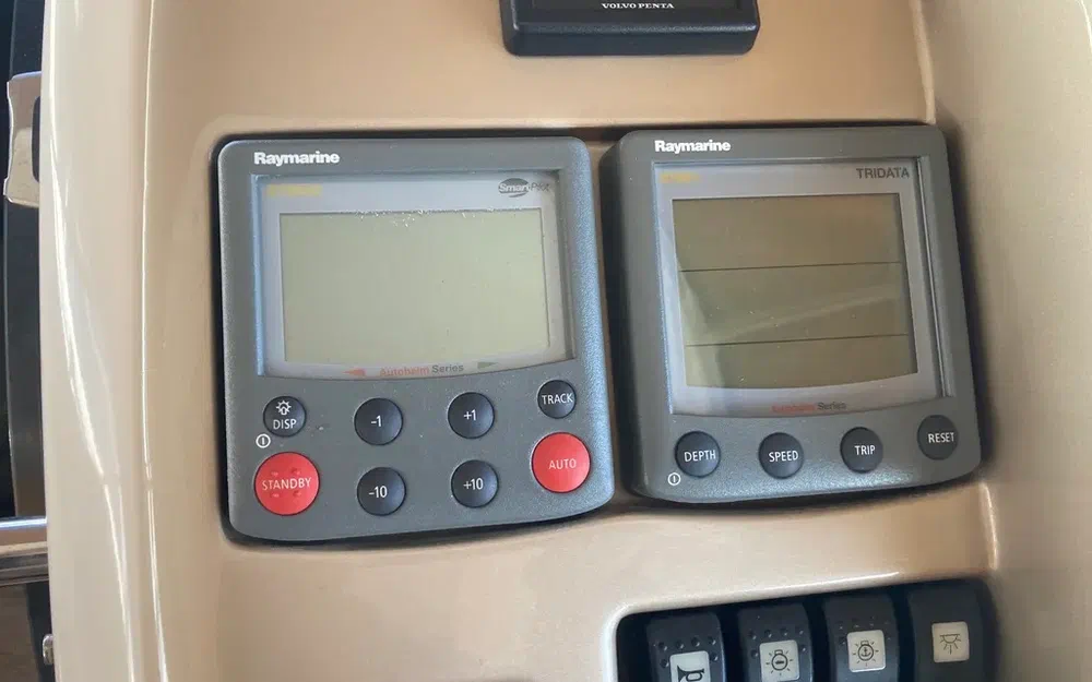 slider 4 Sessa Marine C42 Hard-Top