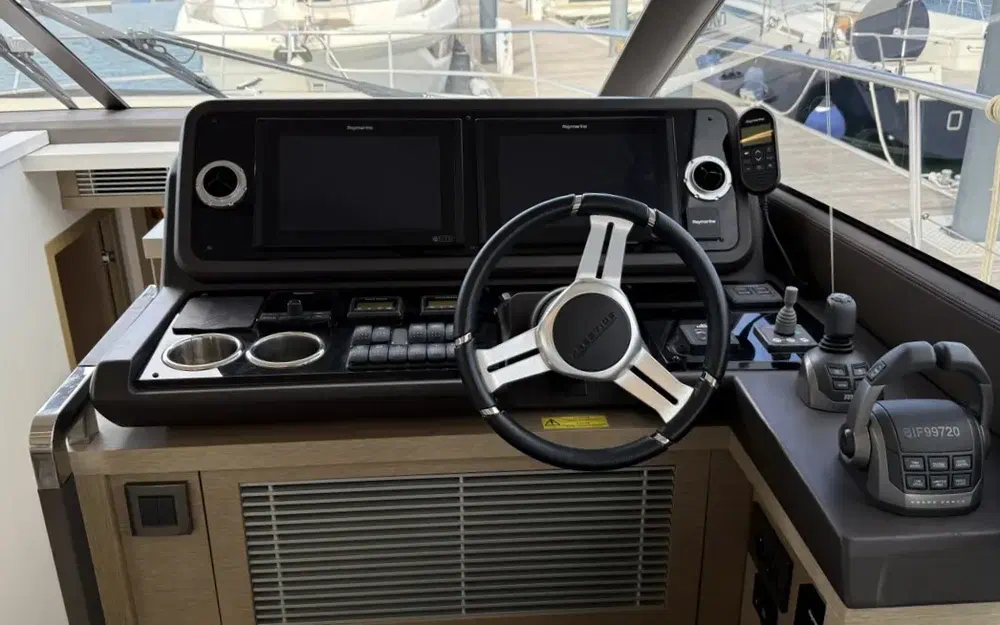 slider 19 Prestige Yachts 520 Fly