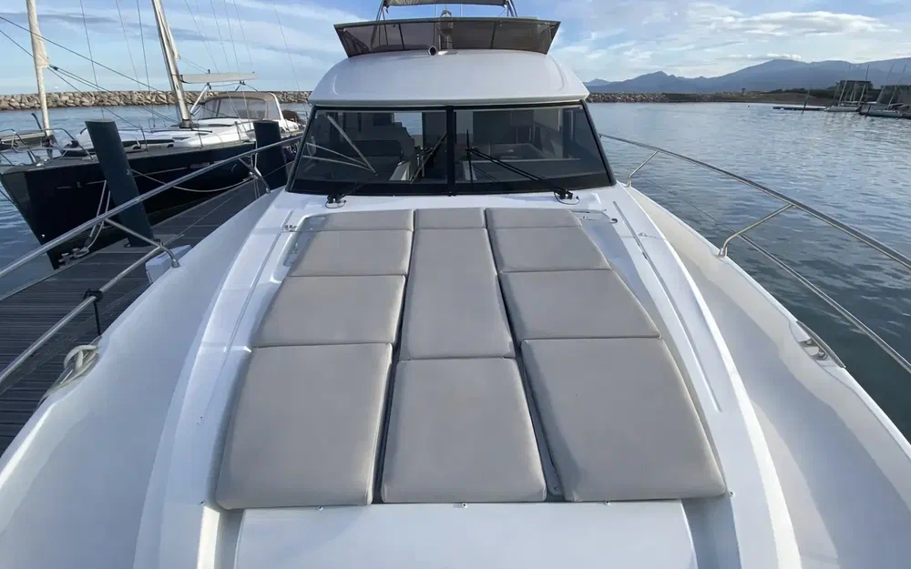 slider 3 Prestige Yachts 520 Fly