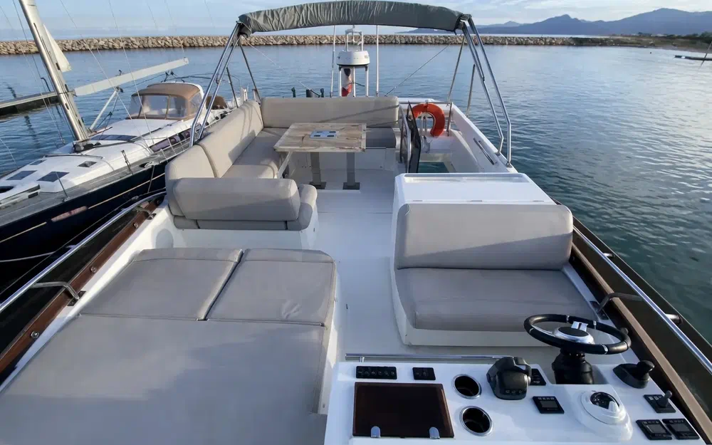slider 5 Prestige Yachts 520 Fly