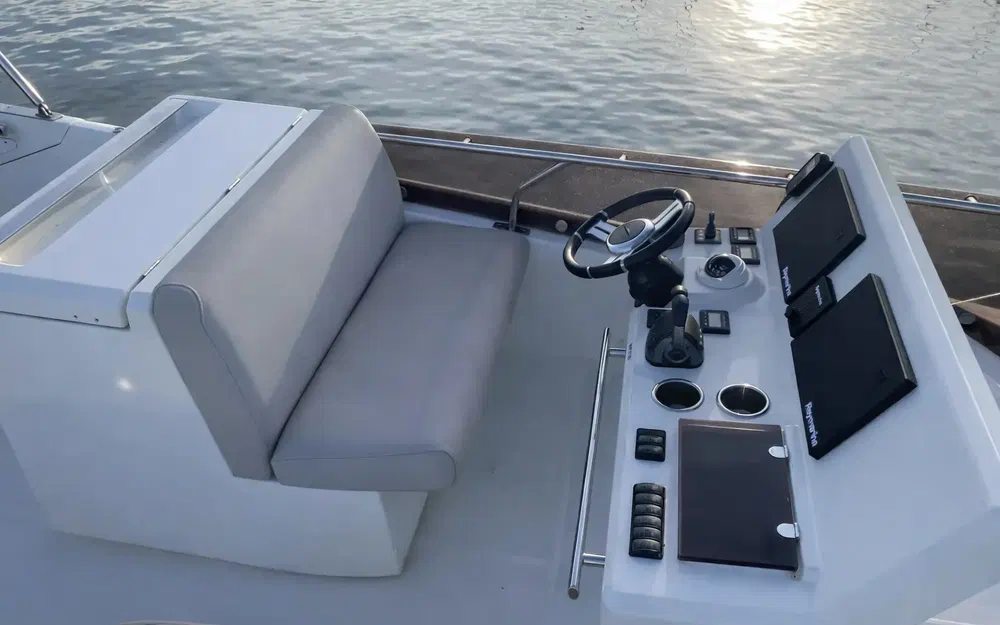 slider 8 Prestige Yachts 520 Fly