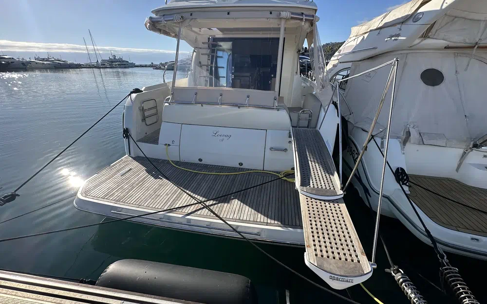 slider 1 Prestige Yachts 420 Fly