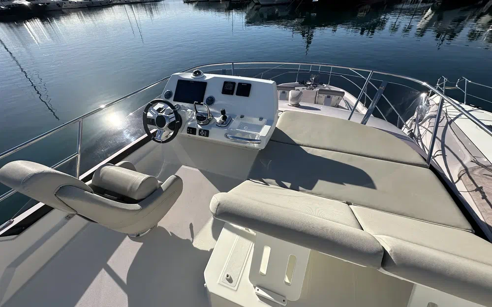 slider 8 Prestige Yachts 420 Fly