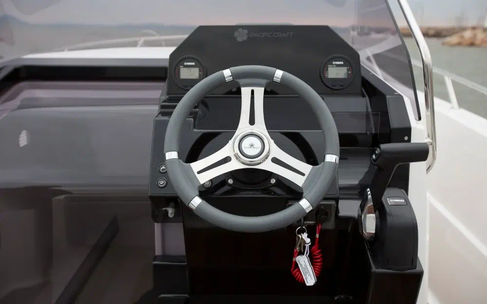 slider 7 Pacific Craft 670 Open