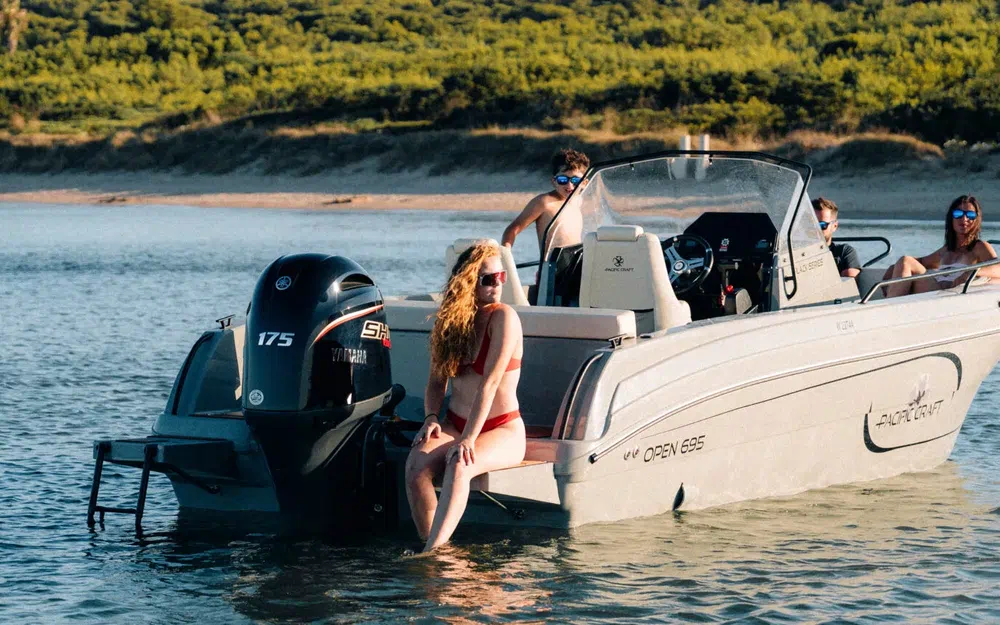 slider 1 Pacific Craft 695