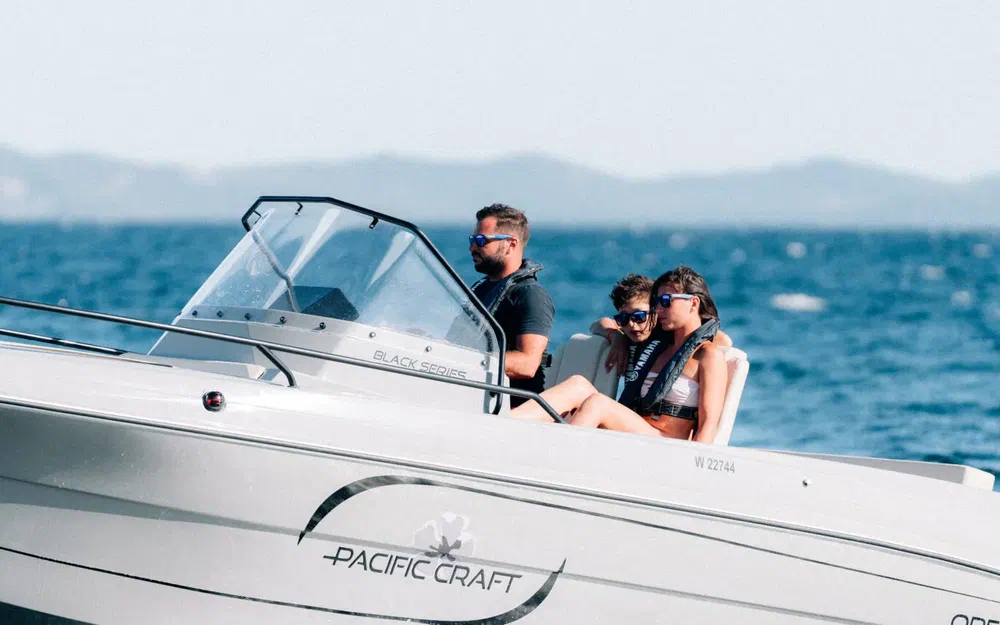 slider 2 Pacific Craft 695