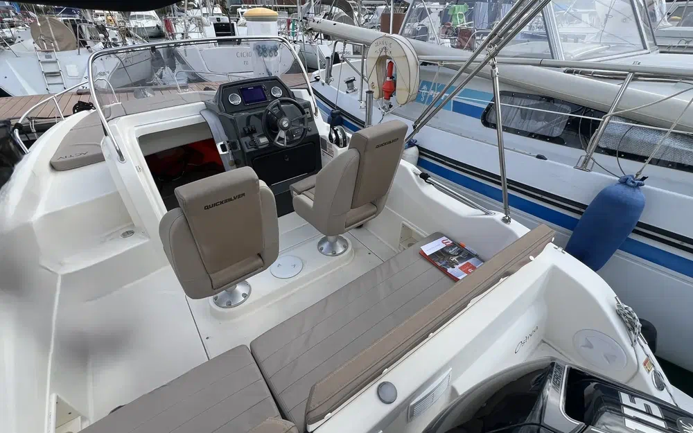 slider 11 Quicksilver 605 Sundeck