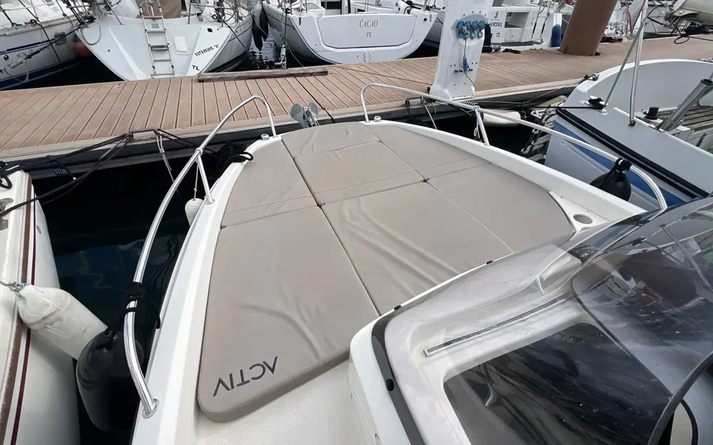 slider 1 Quicksilver 605 Sundeck