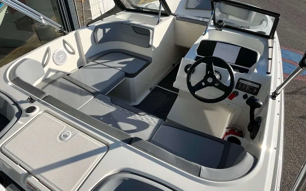 slider 5 Bayliner Element M17