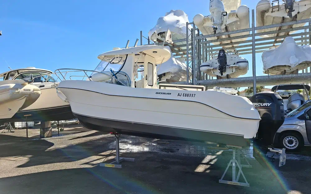slider 10 Quicksilver 640 Pilothouse