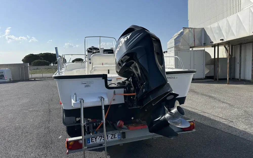 slider 11 Boston Whaler 190 Montauk