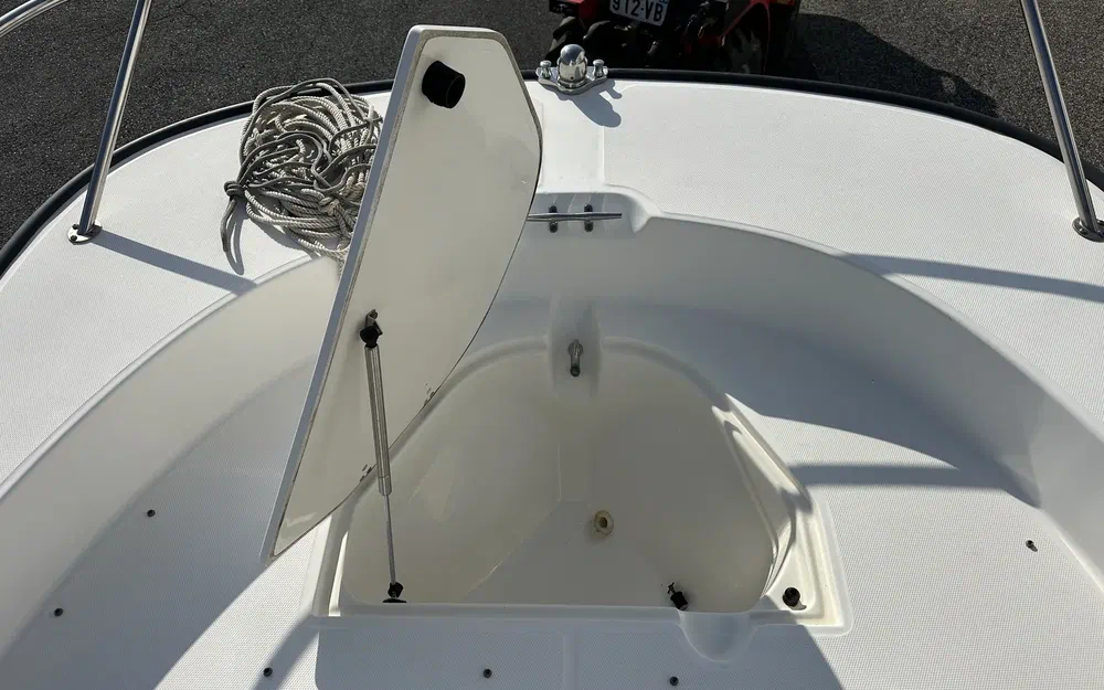slider 6 Boston Whaler 190 Montauk