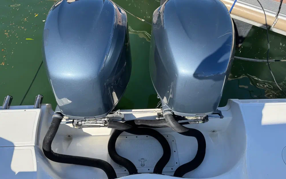 slider 30 Boston Whaler 320 Outrage