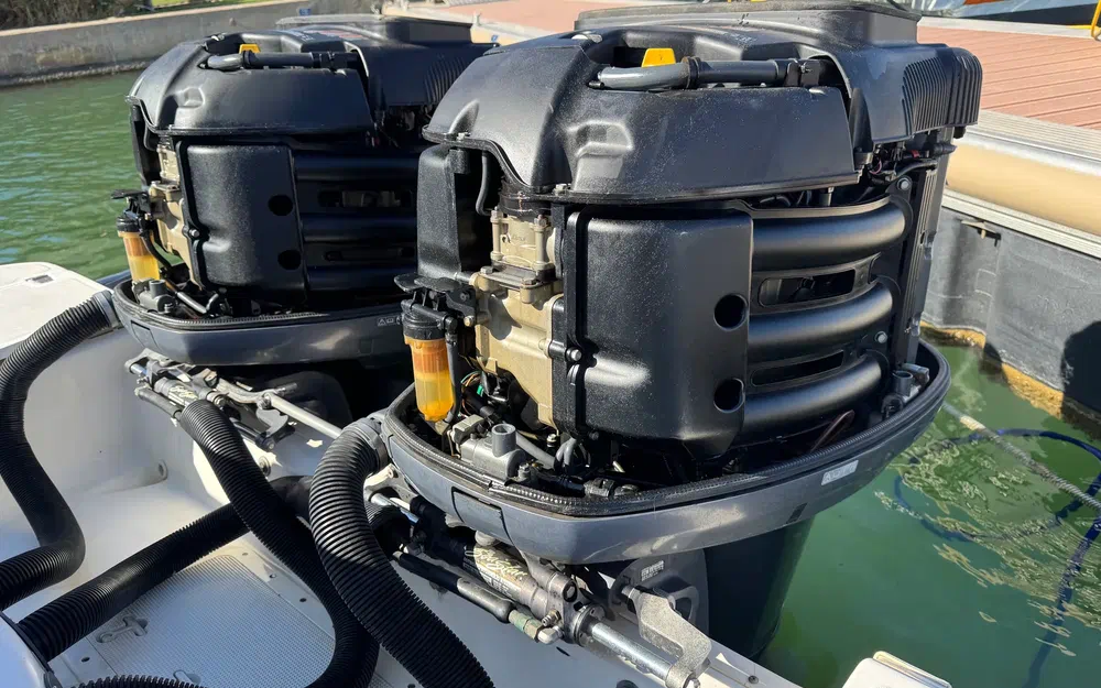 slider 32 Boston Whaler 320 Outrage