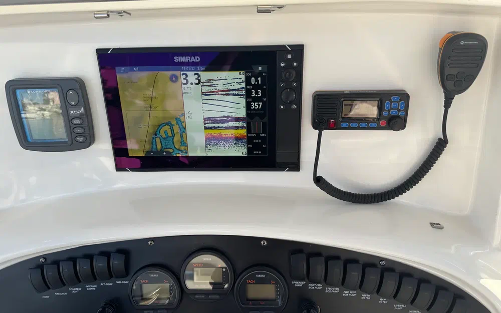 slider 5 Boston Whaler 320 Outrage