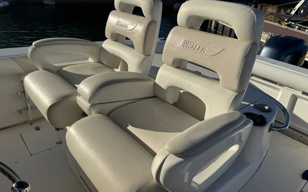 slider 6 Boston Whaler 320 Outrage