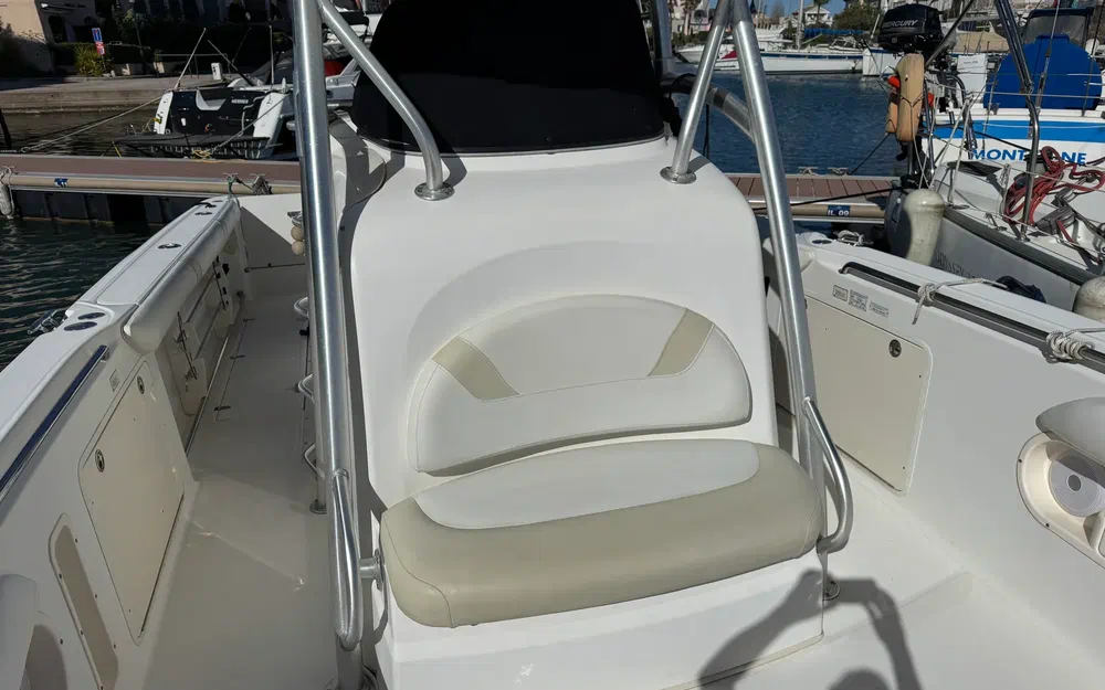slider 7 Boston Whaler 320 Outrage