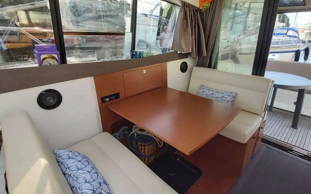 slider 7 Jeanneau NC 9