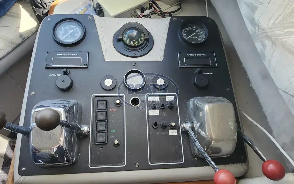 slider 10 Carver 26 Command Bridge