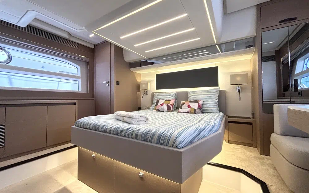 slider 9 Prestige Yachts 590 Fly
