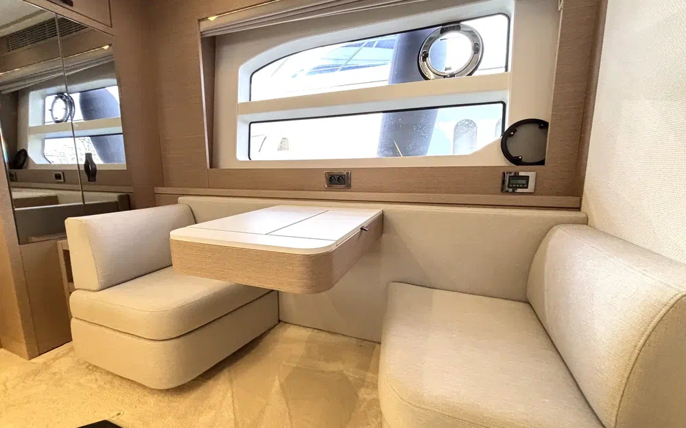 slider 10 Prestige Yachts 590 Fly