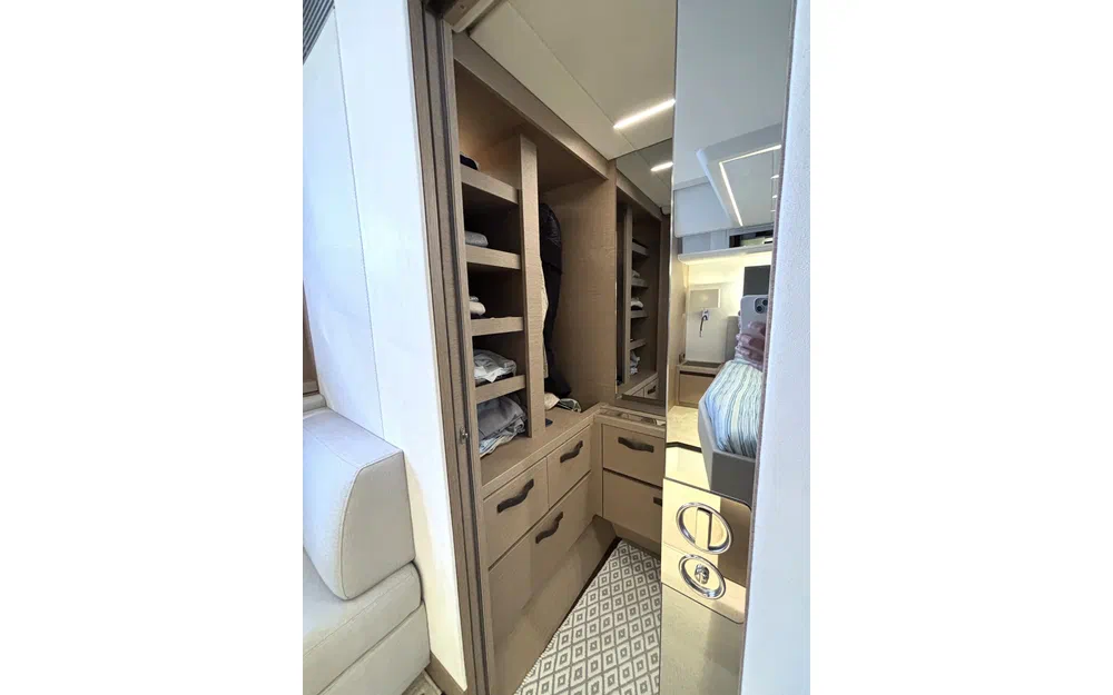 slider 12 Prestige Yachts 590 Fly