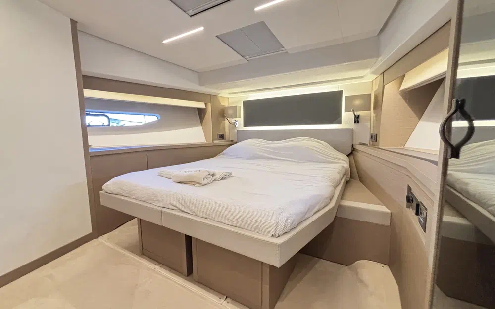 slider 13 Prestige Yachts 590 Fly