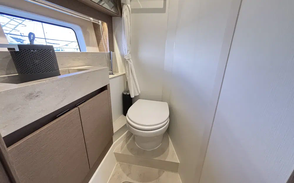 slider 16 Prestige Yachts 590 Fly