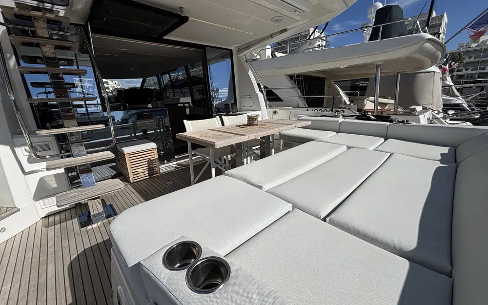 slider 17 Prestige Yachts 590 Fly