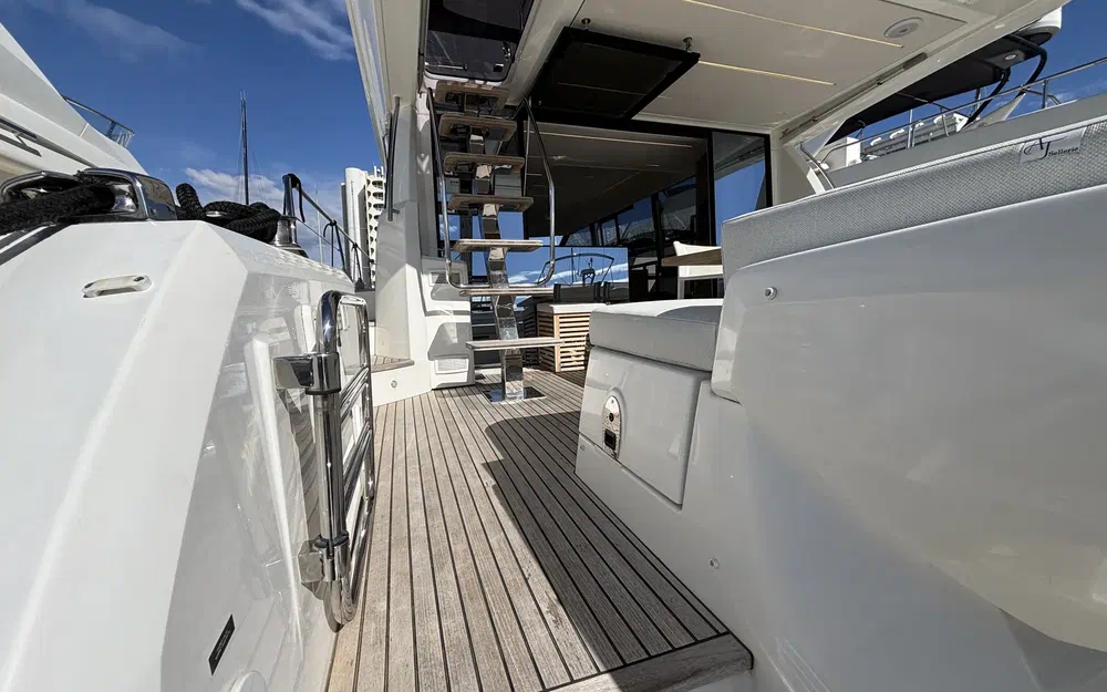 slider 18 Prestige Yachts 590 Fly