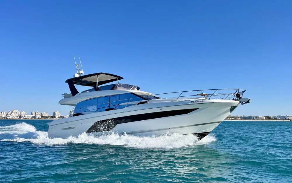 slider 1 Prestige Yachts 590 Fly