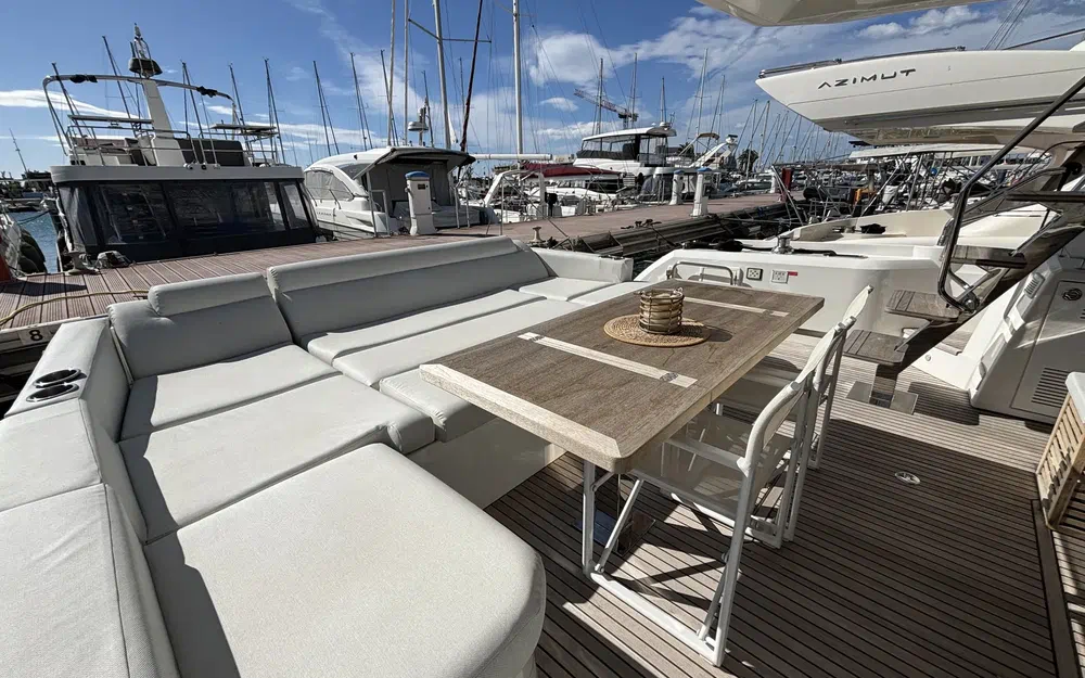 slider 20 Prestige Yachts 590 Fly