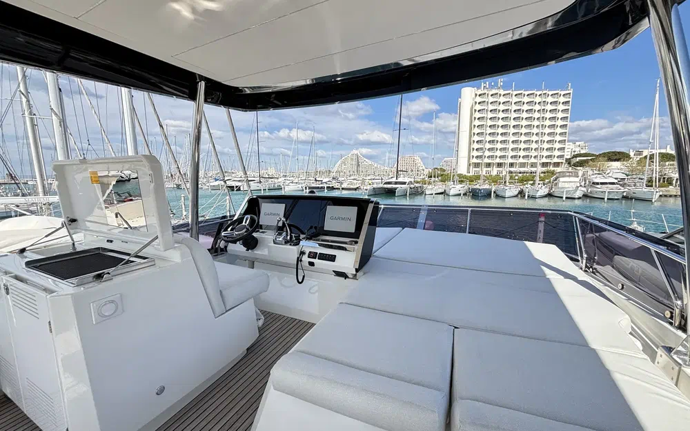 slider 22 Prestige Yachts 590 Fly