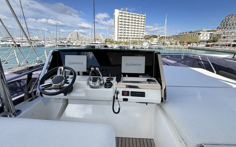 slider 24 Prestige Yachts 590 Fly