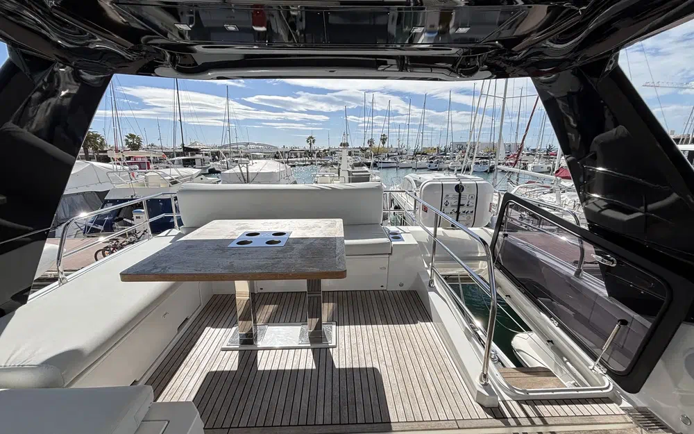 slider 25 Prestige Yachts 590 Fly