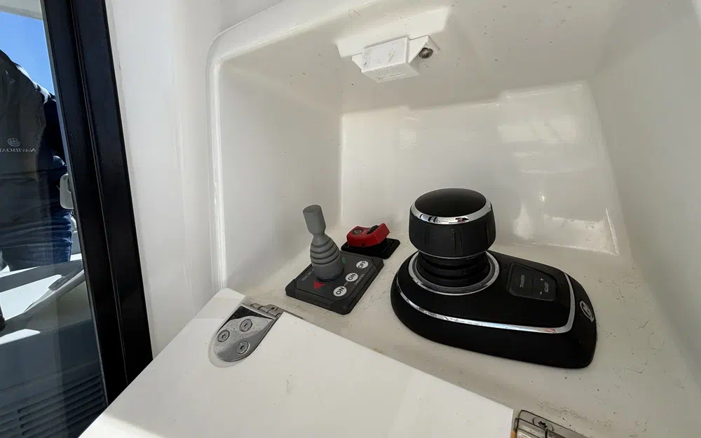 slider 29 Prestige Yachts 590 Fly