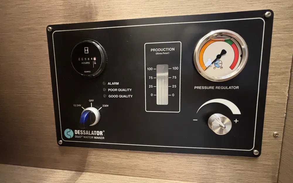 slider 33 Jeanneau Prestige 590