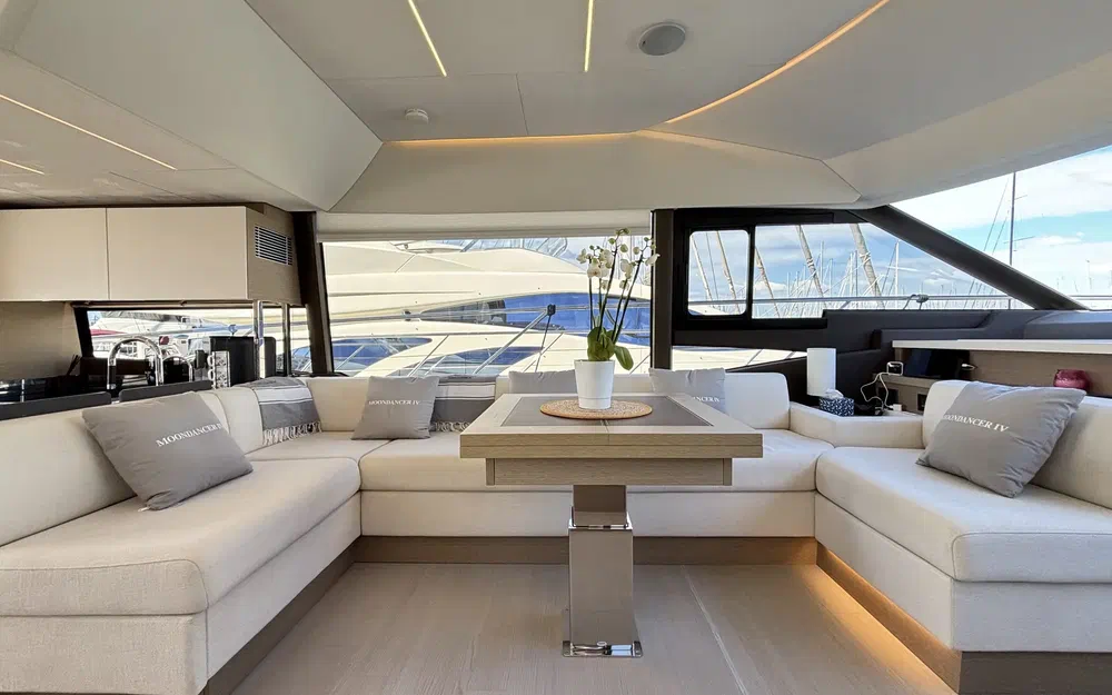 slider 3 Prestige Yachts 590 Fly