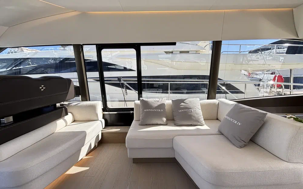 slider 4 Prestige Yachts 590 Fly