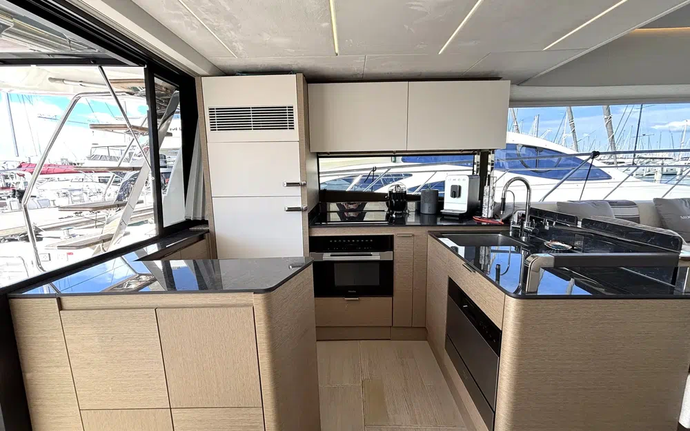 slider 7 Prestige Yachts 590 Fly