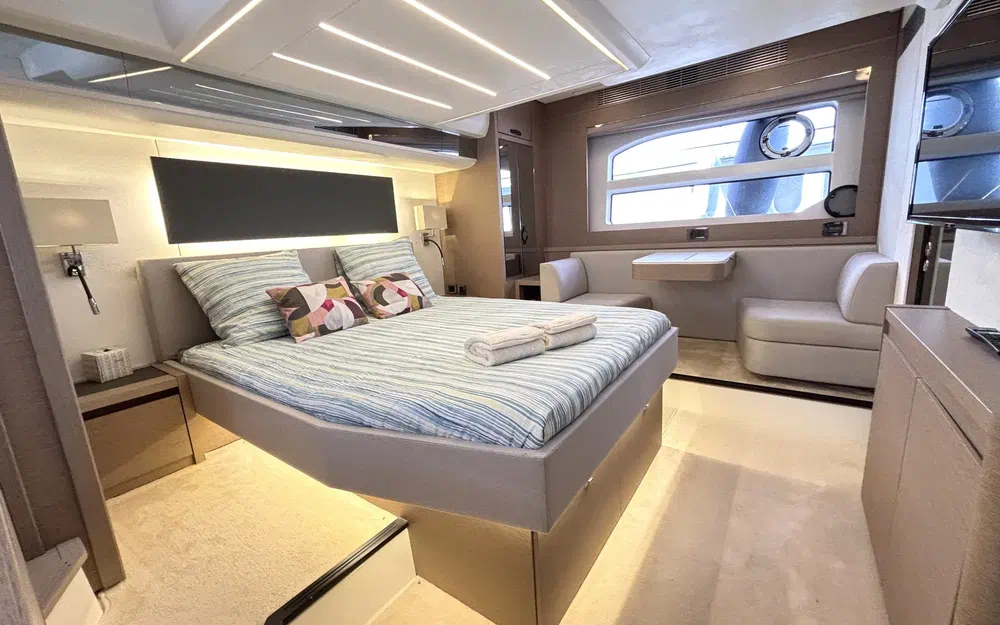 slider 8 Prestige Yachts 590 Fly