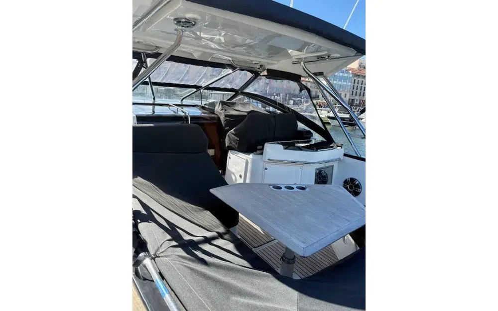 slider 1 Beneteau Flyer 10