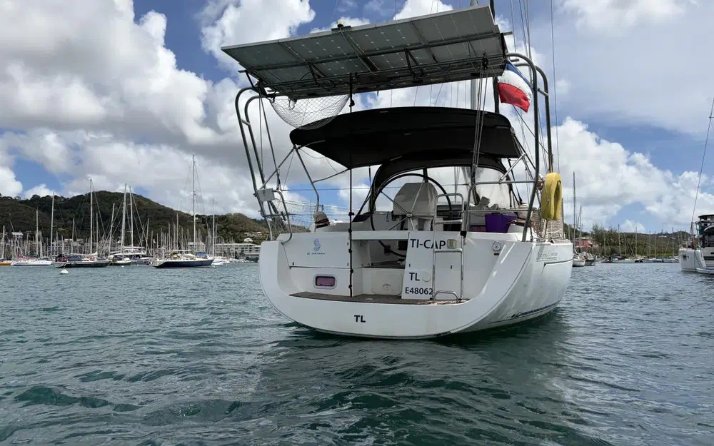 slider 3 Beneteau Oceanis 37 Limited Edition