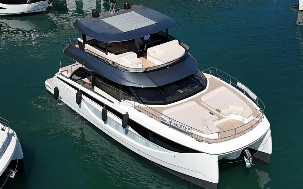slider 0 Prestige Yachts M7