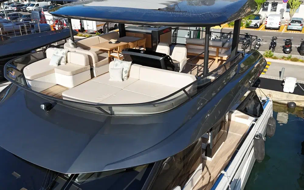 slider 10 Prestige Yachts M7