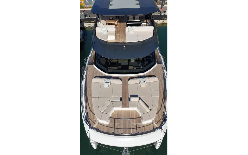 slider 1 Prestige Yachts M7