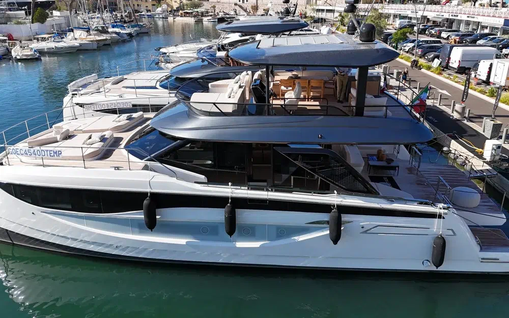 slider 4 Prestige Yachts M7