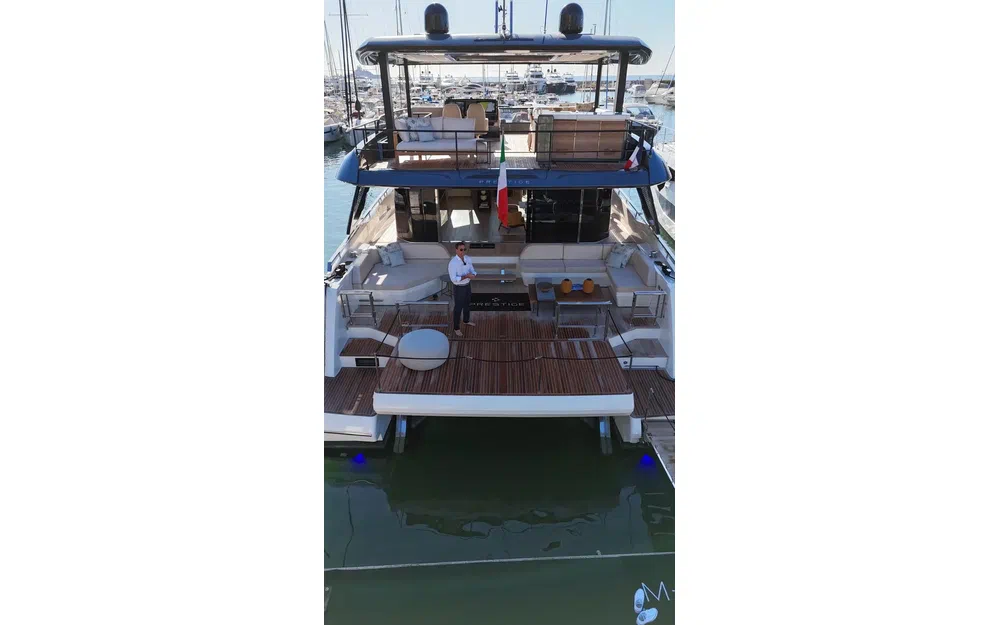 slider 8 Prestige Yachts M7