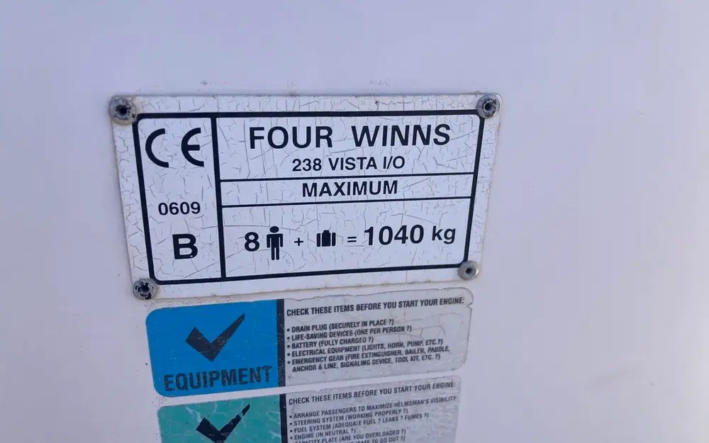 slider 16 Four Winns 238 Vista